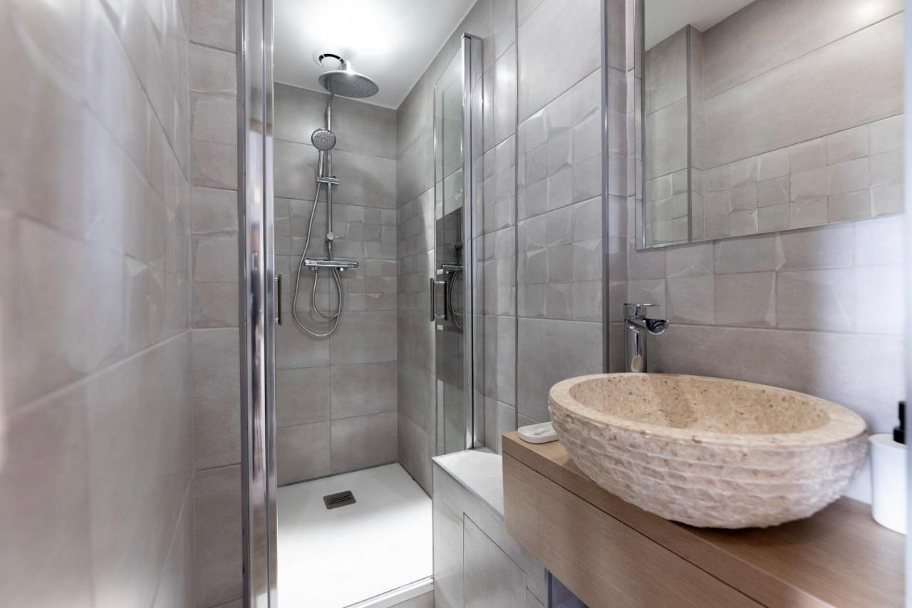 Amazing Apartment Under The Roof In Paris 8Th Ngoại thất bức ảnh