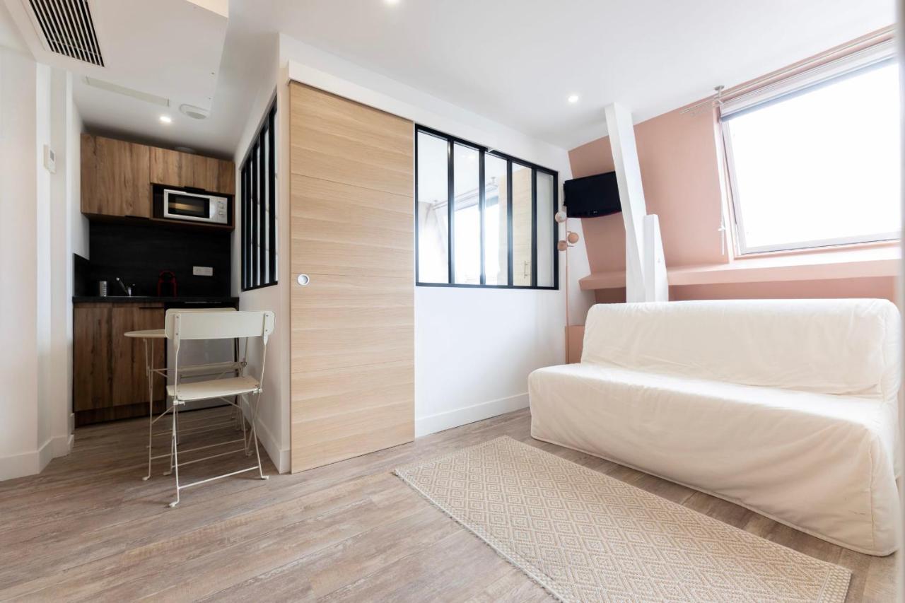Amazing Apartment Under The Roof In Paris 8Th Ngoại thất bức ảnh