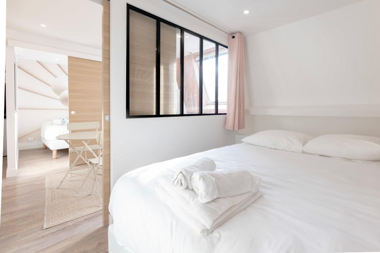 Amazing Apartment Under The Roof In Paris 8Th Ngoại thất bức ảnh